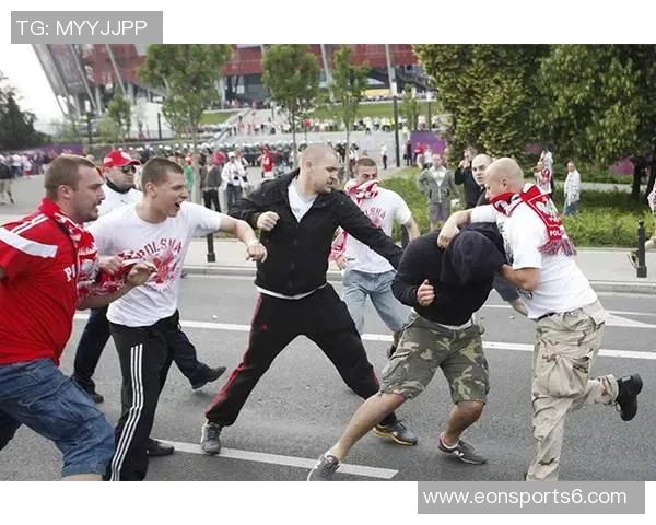 足球赛场上的暴力冲突引发群殴事件引起社会广泛关注与讨论