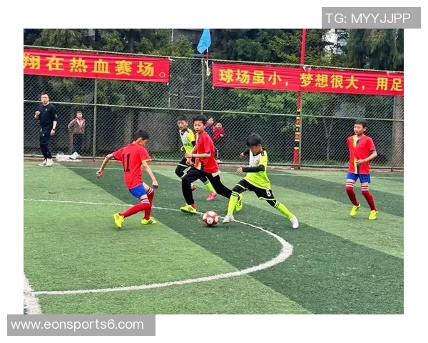 足球花式颠球技巧大揭秘让你在球场上尽显风采与魅力